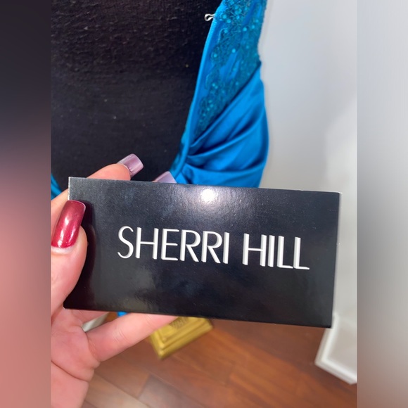 Strapless lace embellished corset fitted gown with keyhole - Picture 9 of 9